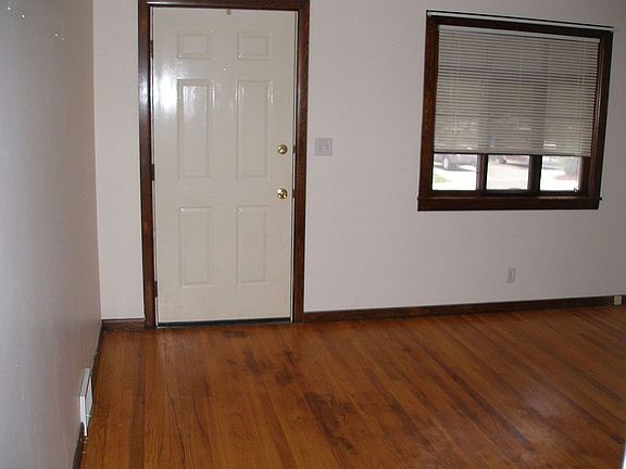 3rd image of 903 Silvercrest Ave