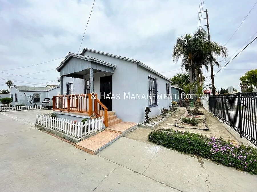 Cozy 2 Bedroom Front House Centrally Located In The City Of Compton!*Move-In Special* — Photo 1
