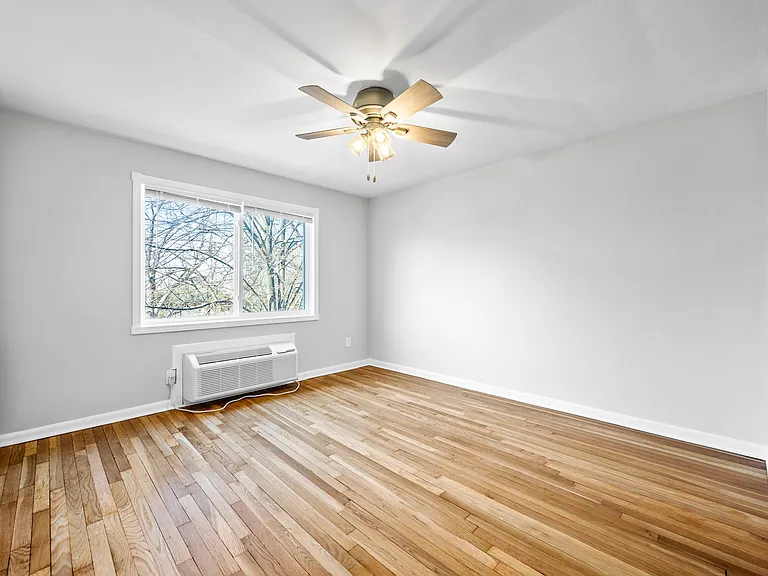 304 Davis Ave #304 — Photo 11