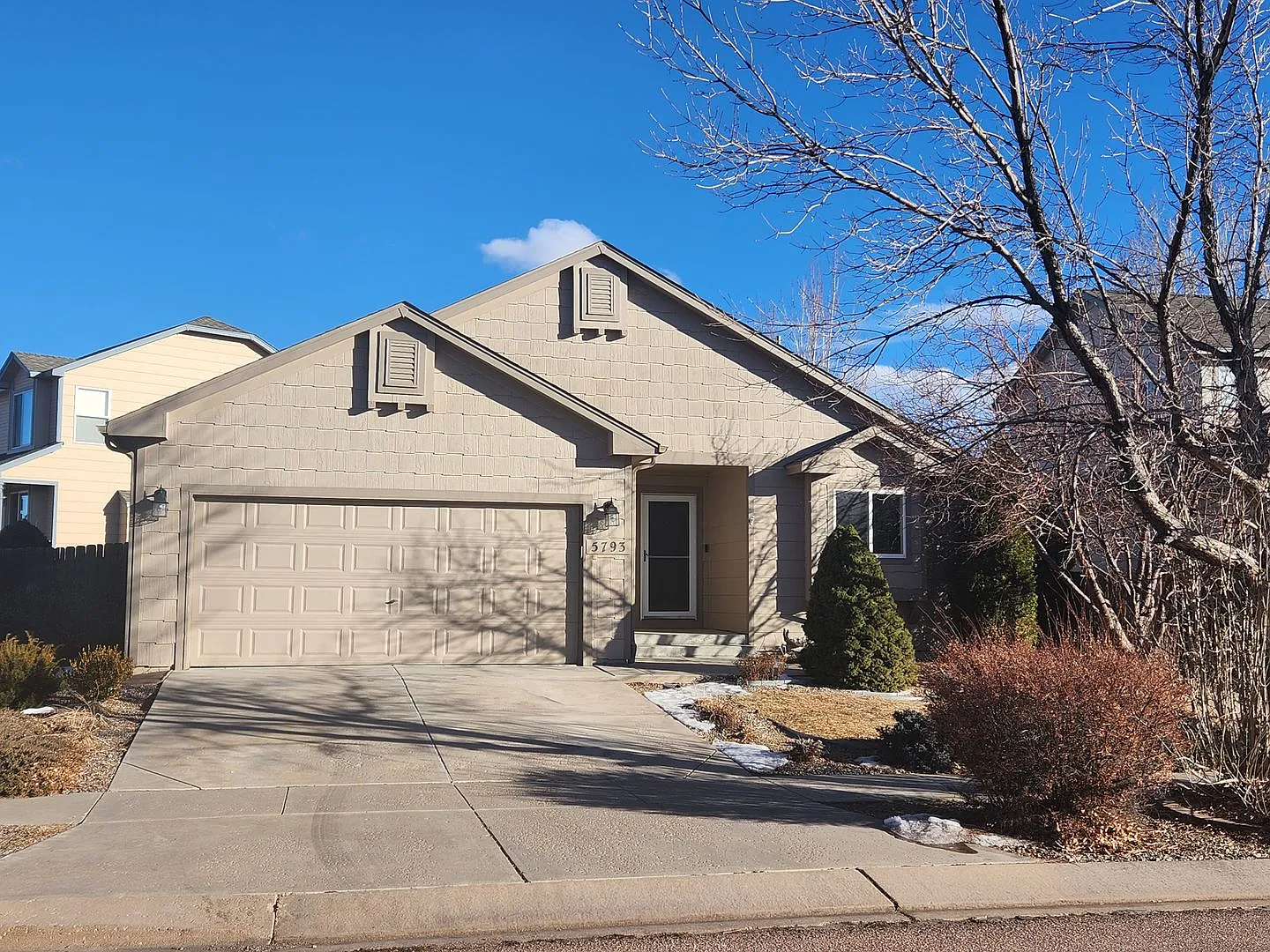 Spacious 4 Bedroom Ranch Style Home — Photo 1