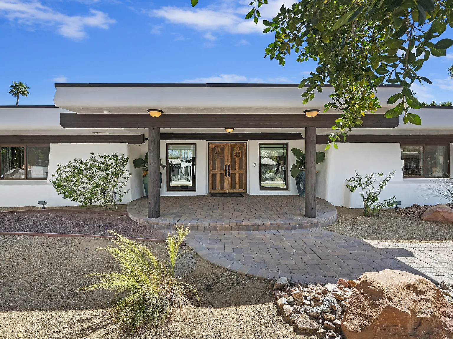 5 bed, 4.5 bath, 4482 sqft, $8,350 — Photo 3