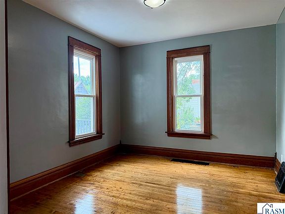 4th image of 121 Webster St N