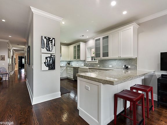5th image of 1418 N La Salle Blvd APT 2