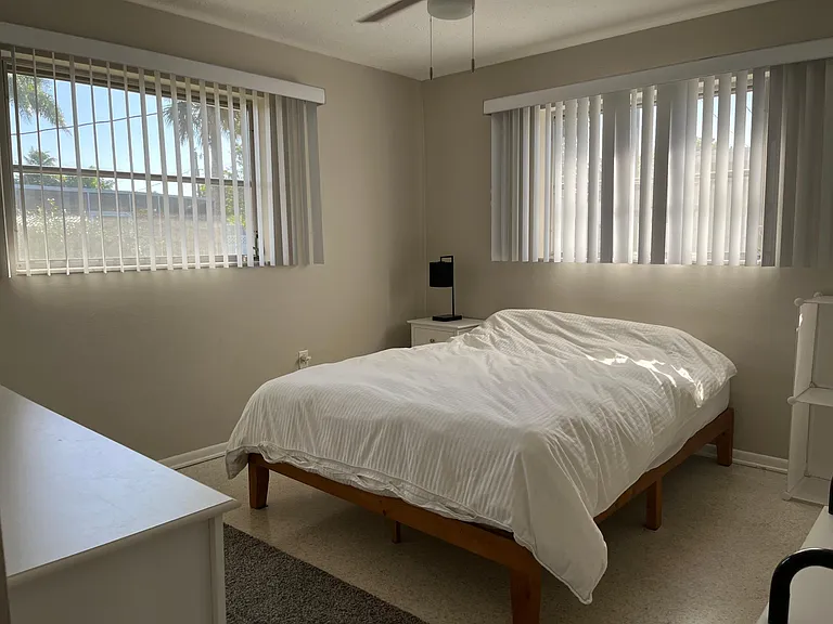 Bedroom 2
(new modern ceiling fan)