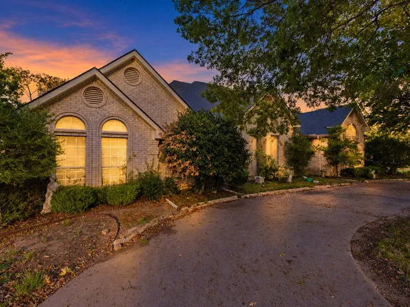 909 Place Louie, Desoto, TX 75115
