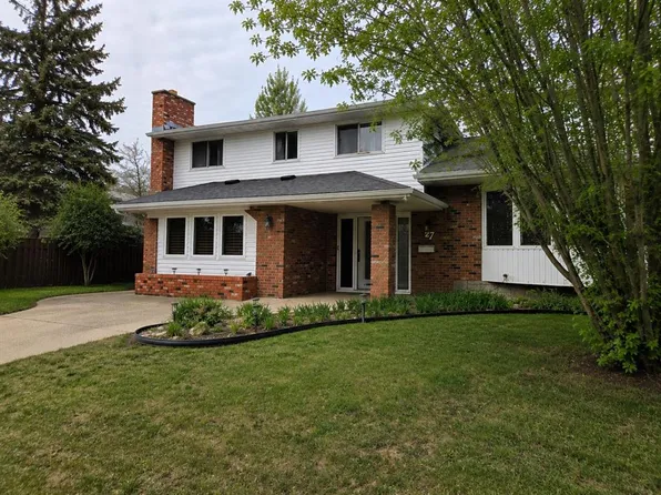 27 S Wallace Close, Red Deer, AB T4N 5L8