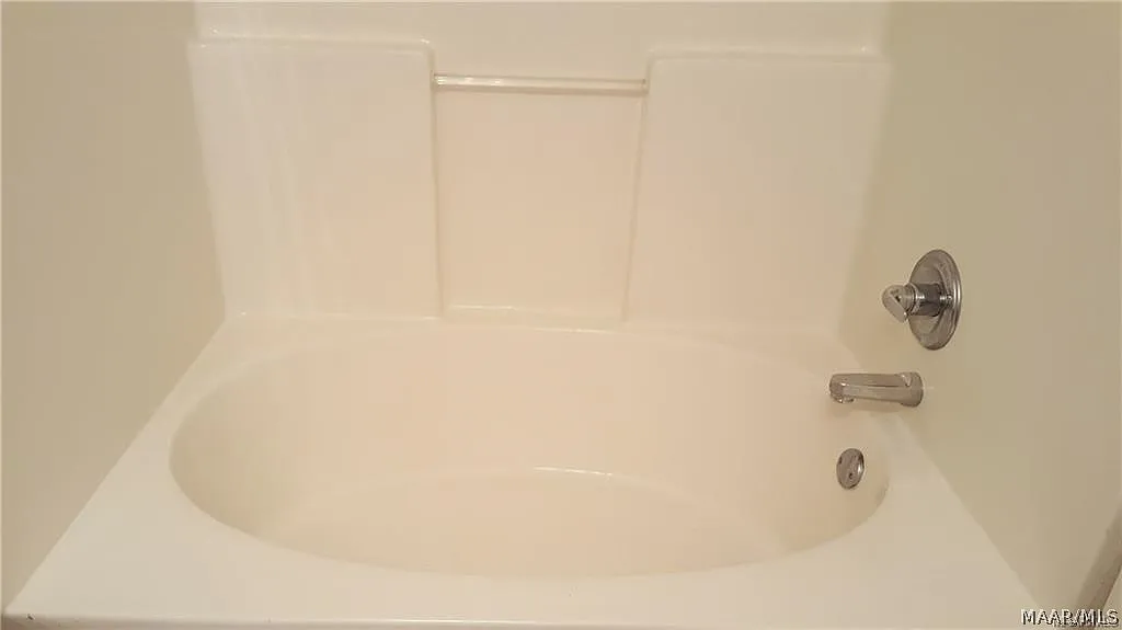 1 bed, 1.0 bath, 576 sqft, $1,055 — Photo 2
