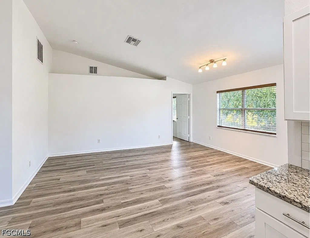 3 bed, 2.0 bath, 1498 sqft, $2,200 — Photo 3