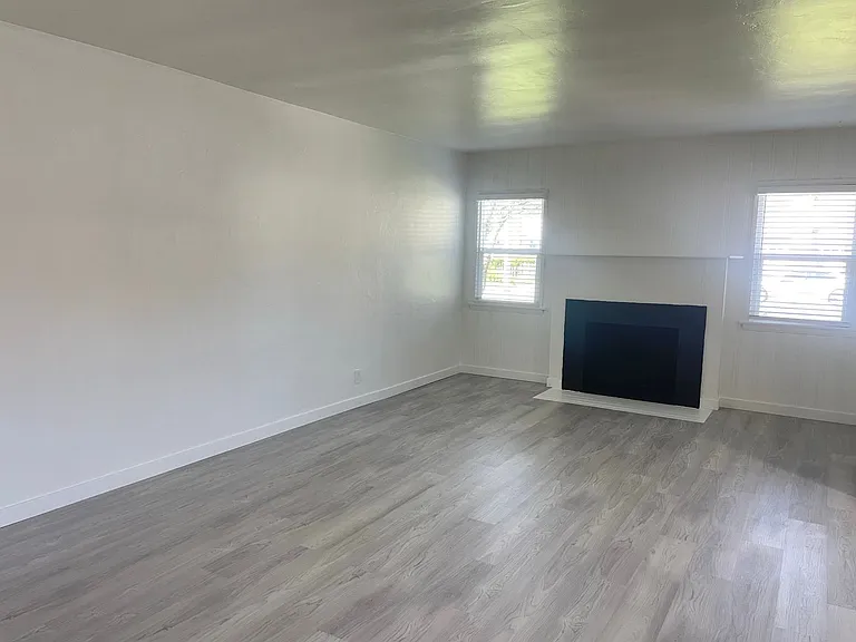 4594 Gardena Dr — Photo 5