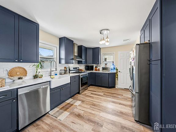 3rd image of 162 Rutherford Ave