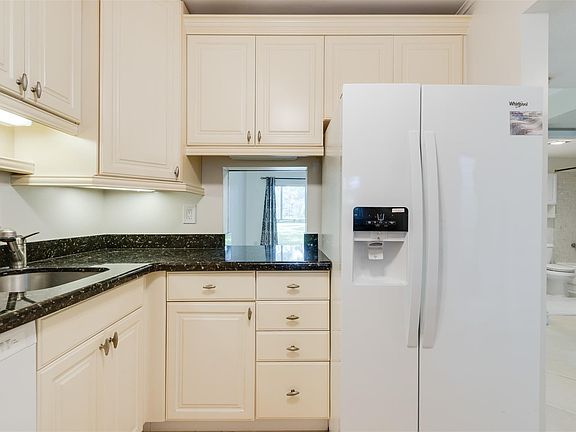 4th image of 608 SW Natura Boulevard #112