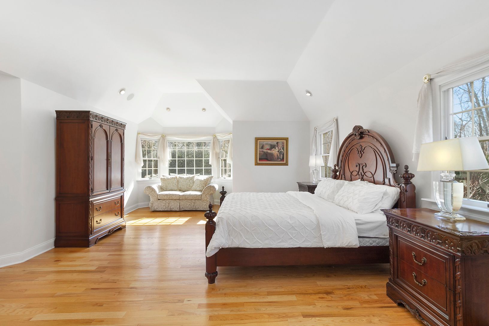  Massive Master Bedroom with Vaaulted Ceilings