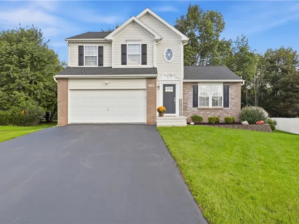 1116 Belmont Dr, Farmington, NY 14425