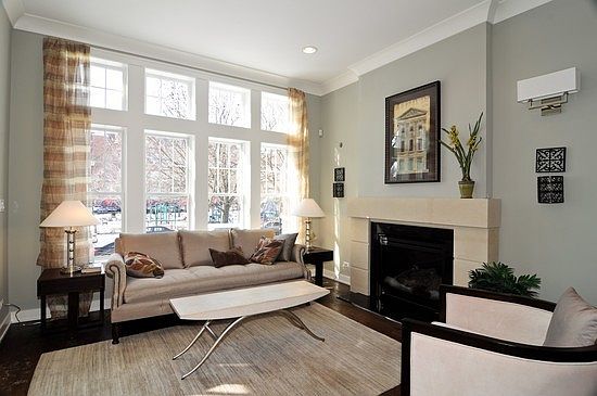 2nd image of 3853 N Ravenswood Ave