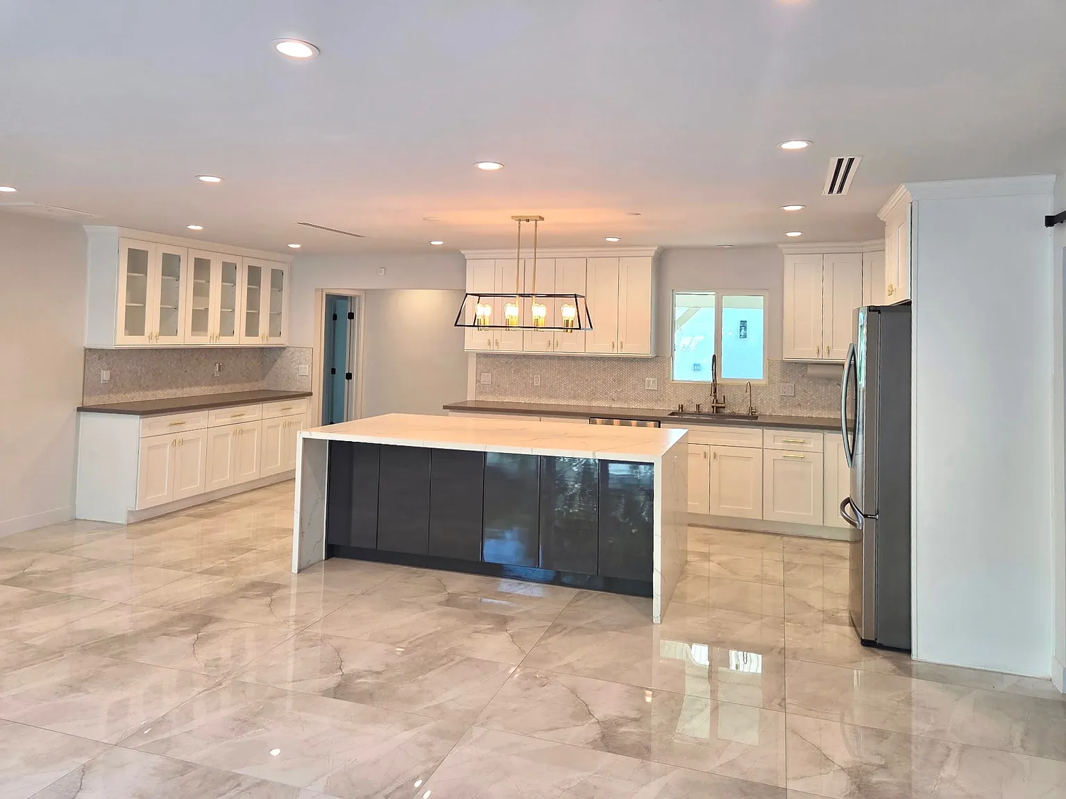 3 bed, 1436 sqft, $5,995 — Photo 3