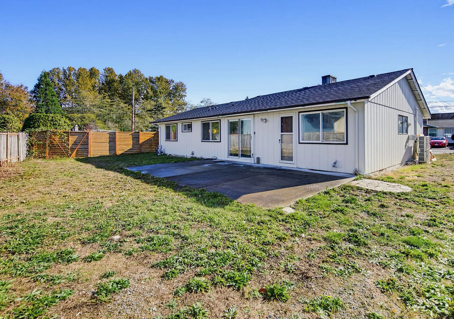 Refreshed 3 bedroom 1 bath home in Des Moines — Photo 2
