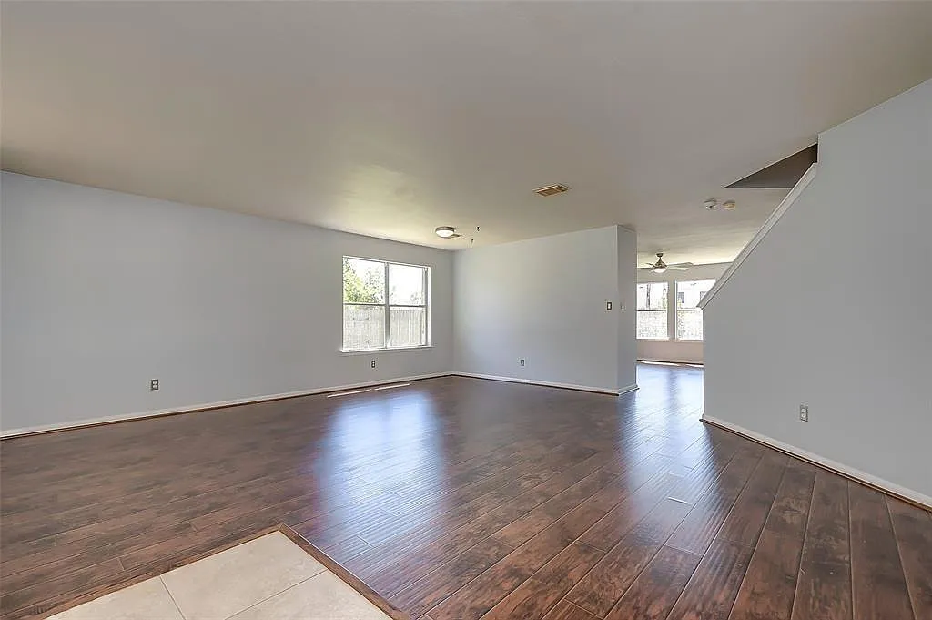 4 bed, 2.5 bath, 2840 sqft, $2,295 — Photo 4