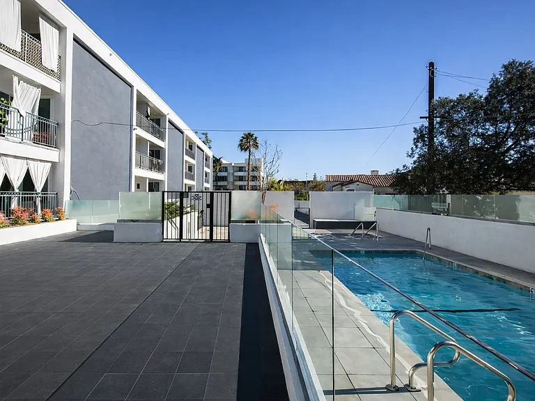 Miracle Mile Terrace — Photo 7