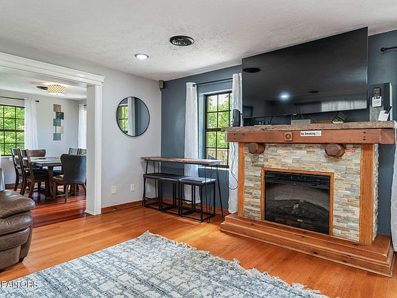 12th image of 343 Jersey Dr