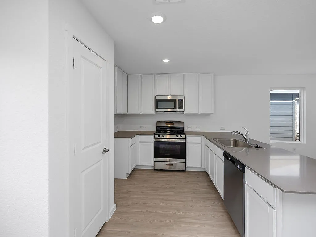 4 bed, 2.5 bath, 1952 sqft, $1,850 — Photo 3