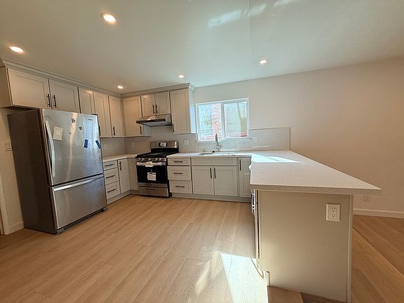 3rd image of 4662 Doane St