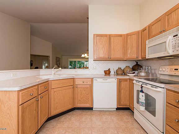 4th image of 363 Potters Dr