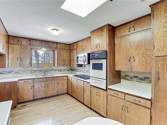 3rd image of 905 Newport Ave