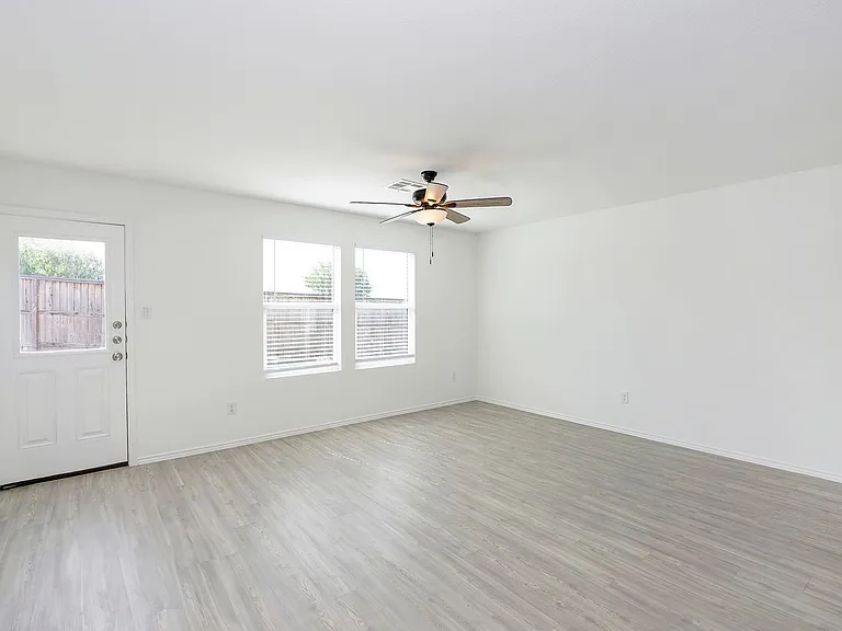 5926 Seaside Mnr — Photo 8