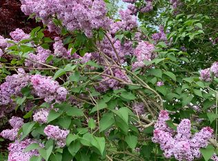 16 Circle Dr, Middletown, RI 02842