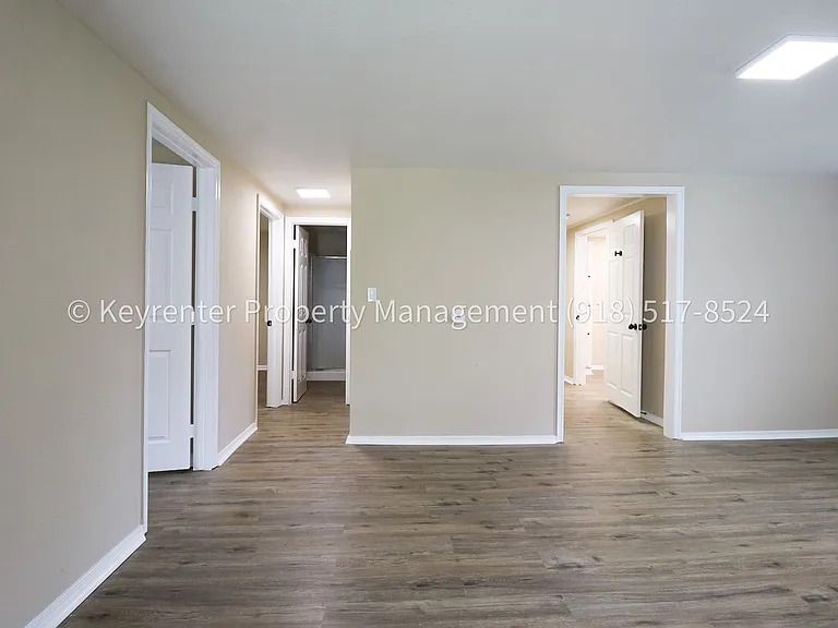 504 W Chestnut St — Photo 5