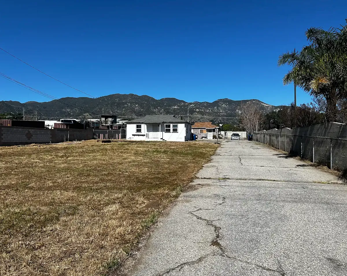 Building Photo - 13104 Glenoaks Blvd #2