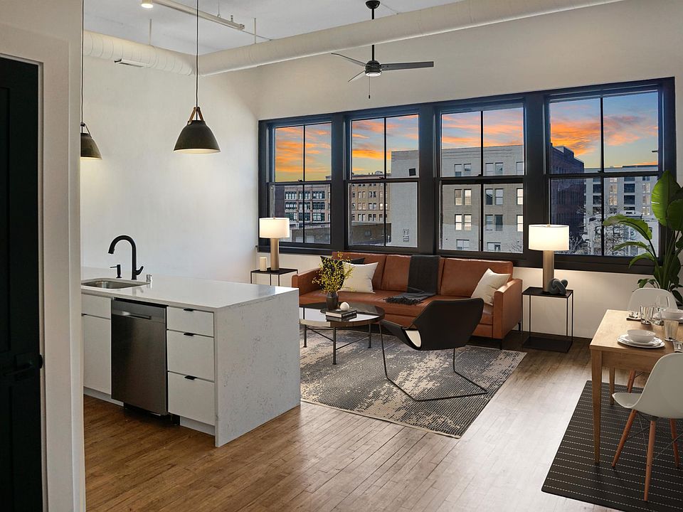 Wall of windows with beautiful North Loop views.