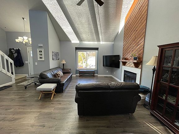 4th image of 293 Woodlake Dr