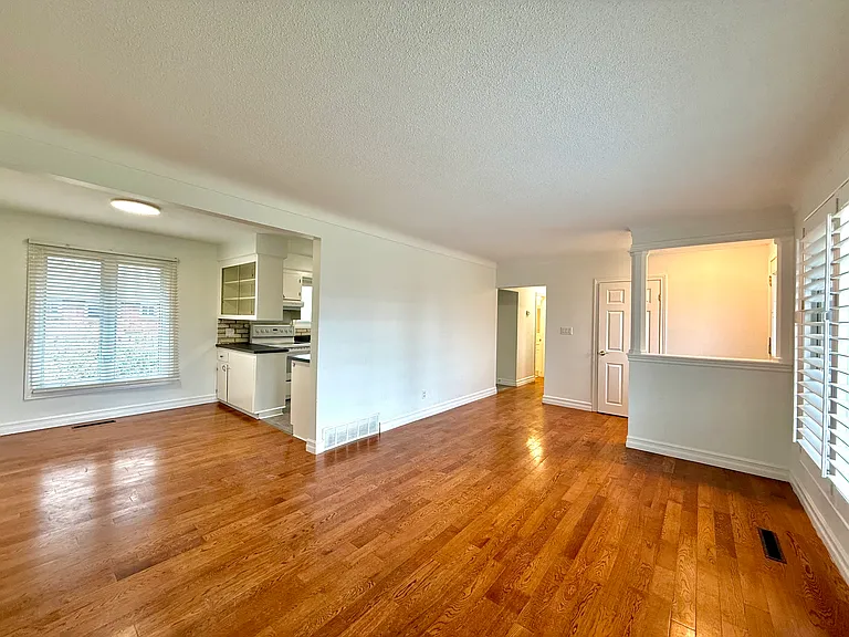 90 Rochelle Dr — Photo 4