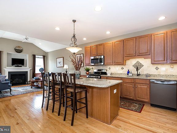 3rd image of 106 Ladbroke Ln