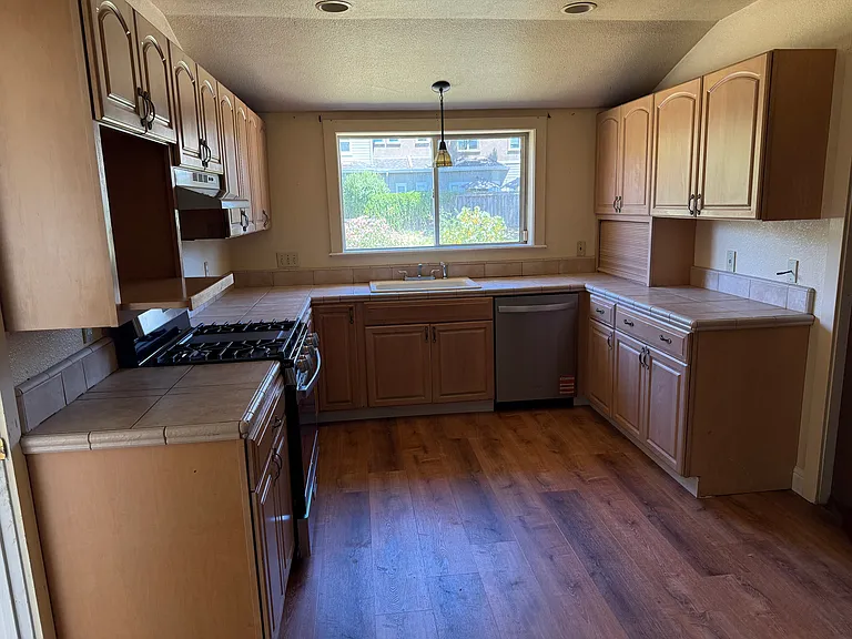 889 Jennings Ave — Photo 14