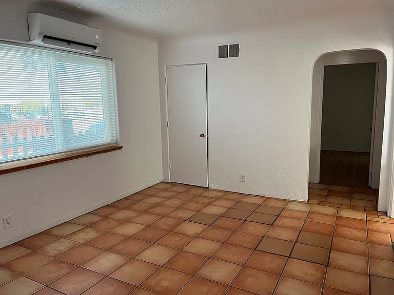 Super Cool Mid-Century Modern East Nob Hill Penthouse Suite with Views — Photo 85