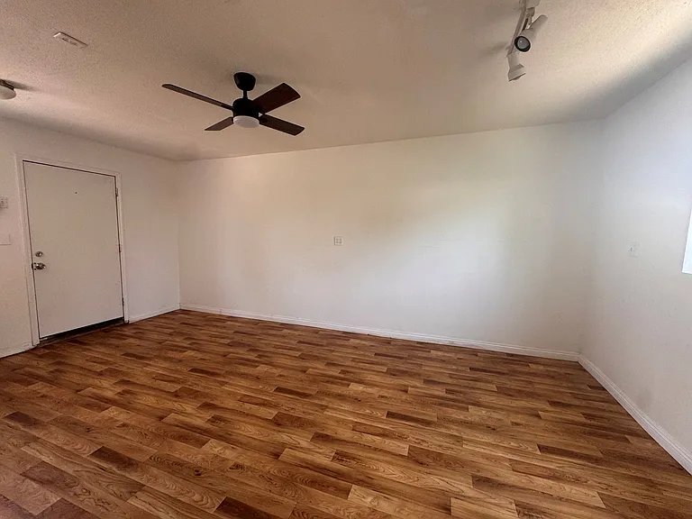367 W County Line Rd #B — Photo 3