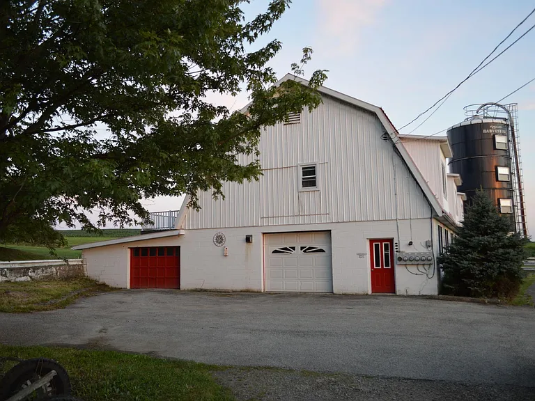 142 Homestead Ln — Photo 2