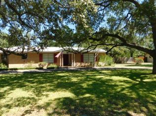 360 Louise Dr, Uvalde, TX 78801