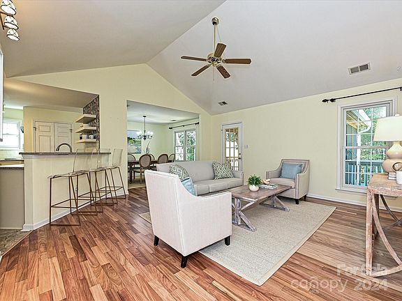3rd image of 617 Kelford Ln