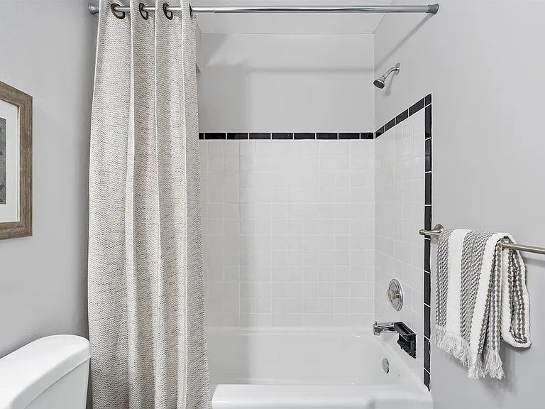 Maple View Apartments — Photo 17