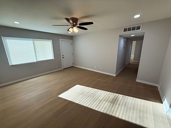 5th image of 325 Dawn Ct