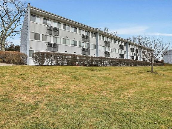 3rd image of 4 Wyndover Woods Ln APT 20