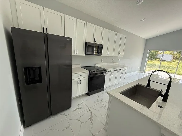 512 Sunset Rd N — Photo 2
