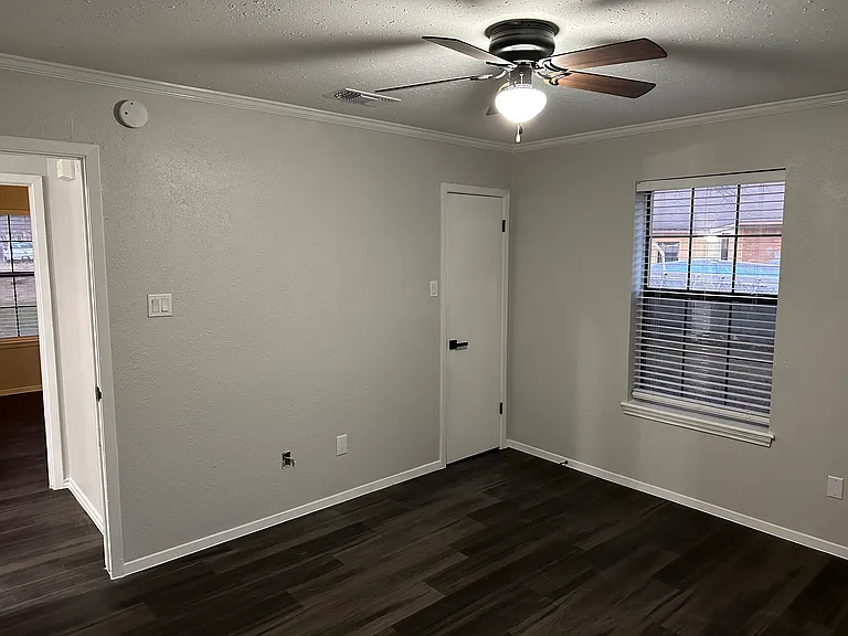 406 E Hunt St — Photo 9