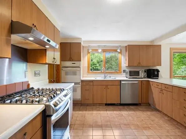 139 Gray St, Amherst, MA 01002