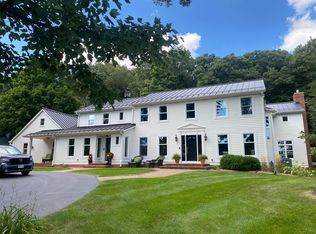 W297N6263 Creekside Ct, Hartland, WI 53029