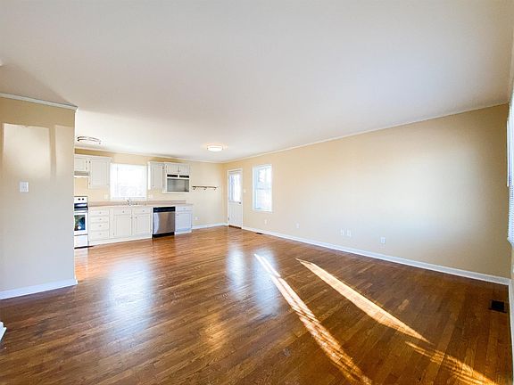 3rd image of 2452 Mirahill Dr