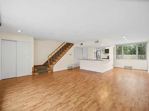 Beautiful large windows allow light to pour in. Exposed brick. Laminate flooring throughout.